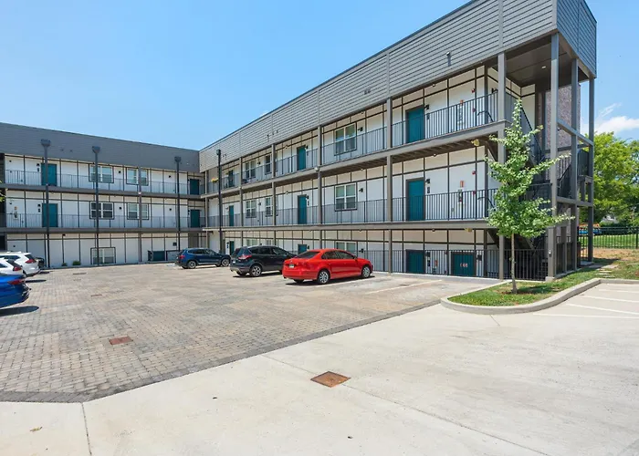 Modern Nashville Condo 5 Beds -3 Miles To Downtown